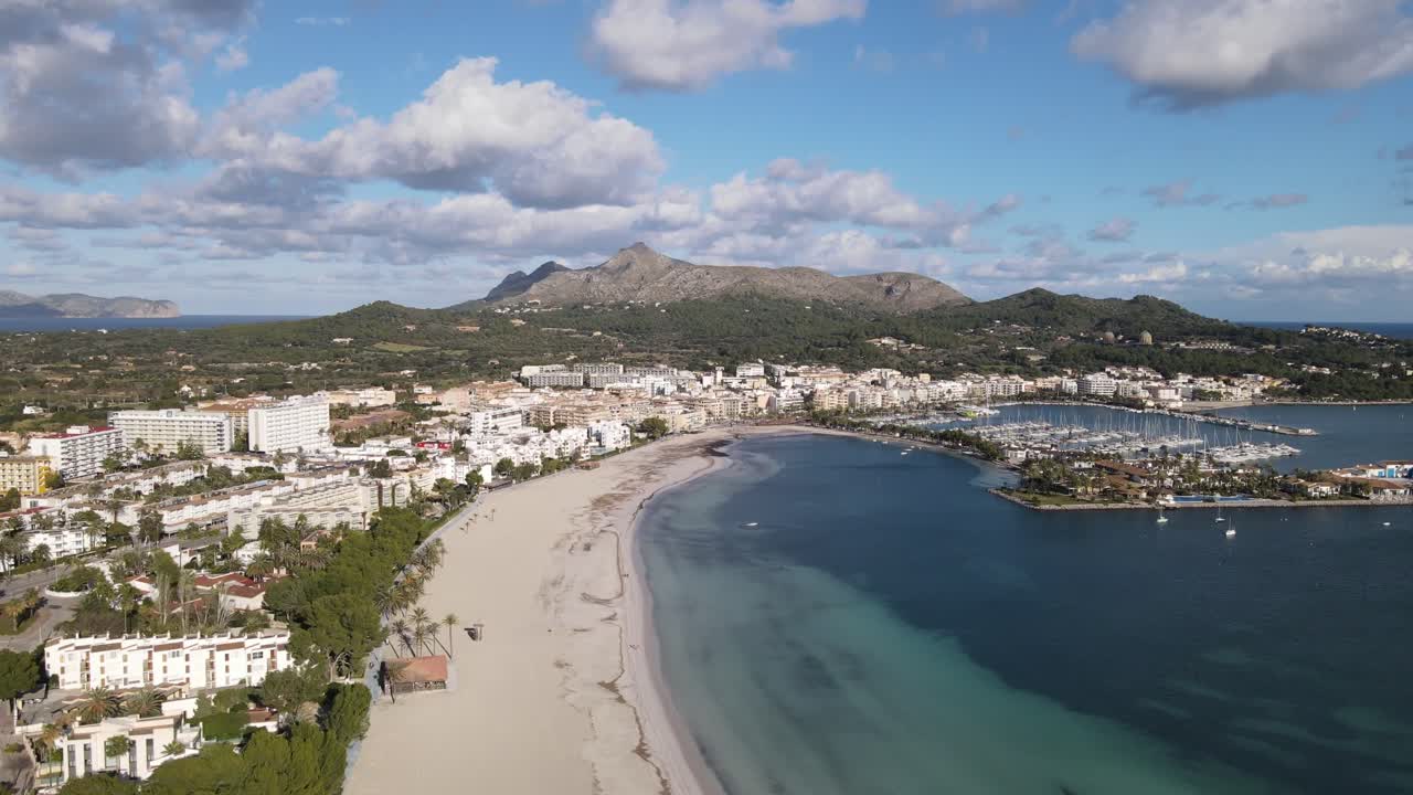 vista aérea de port d'alcudia con puerto y montaña en segundo plano