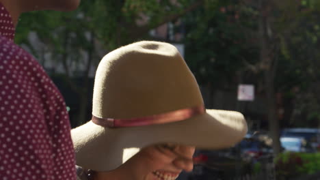 grupo de amigos reunidos en una calle urbana en la ciudad de nueva york