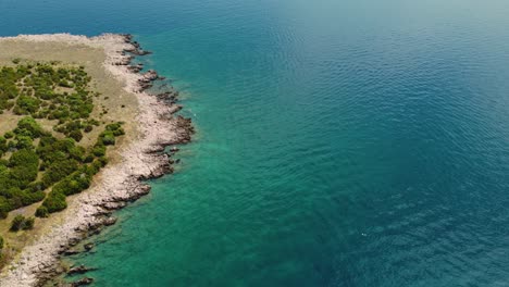 Vista-Aérea-De-Personas-Nadando-En-El-Paraíso-Adriático-Isla-Krk-Croacia-Playa-Risika