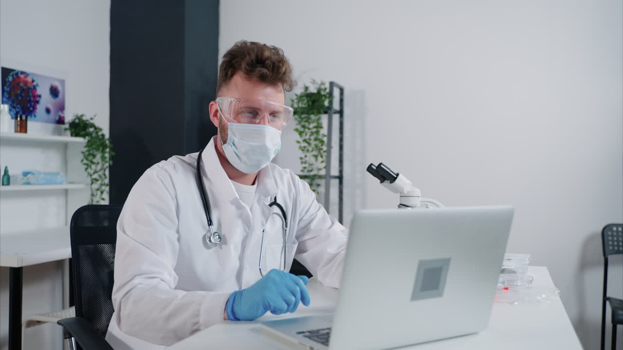 científico trabajando en una computadora portátil en un laboratorio