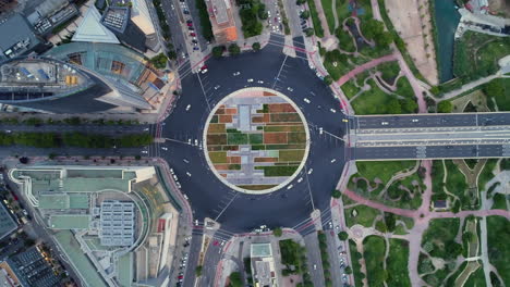 vista aérea de la rotonda con tráfico en la ciudad de valencia, españa