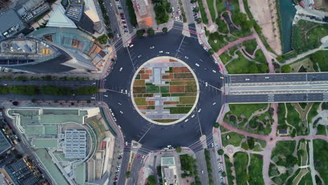 vista aérea da rotatória com tráfego na cidade de valência, espanha