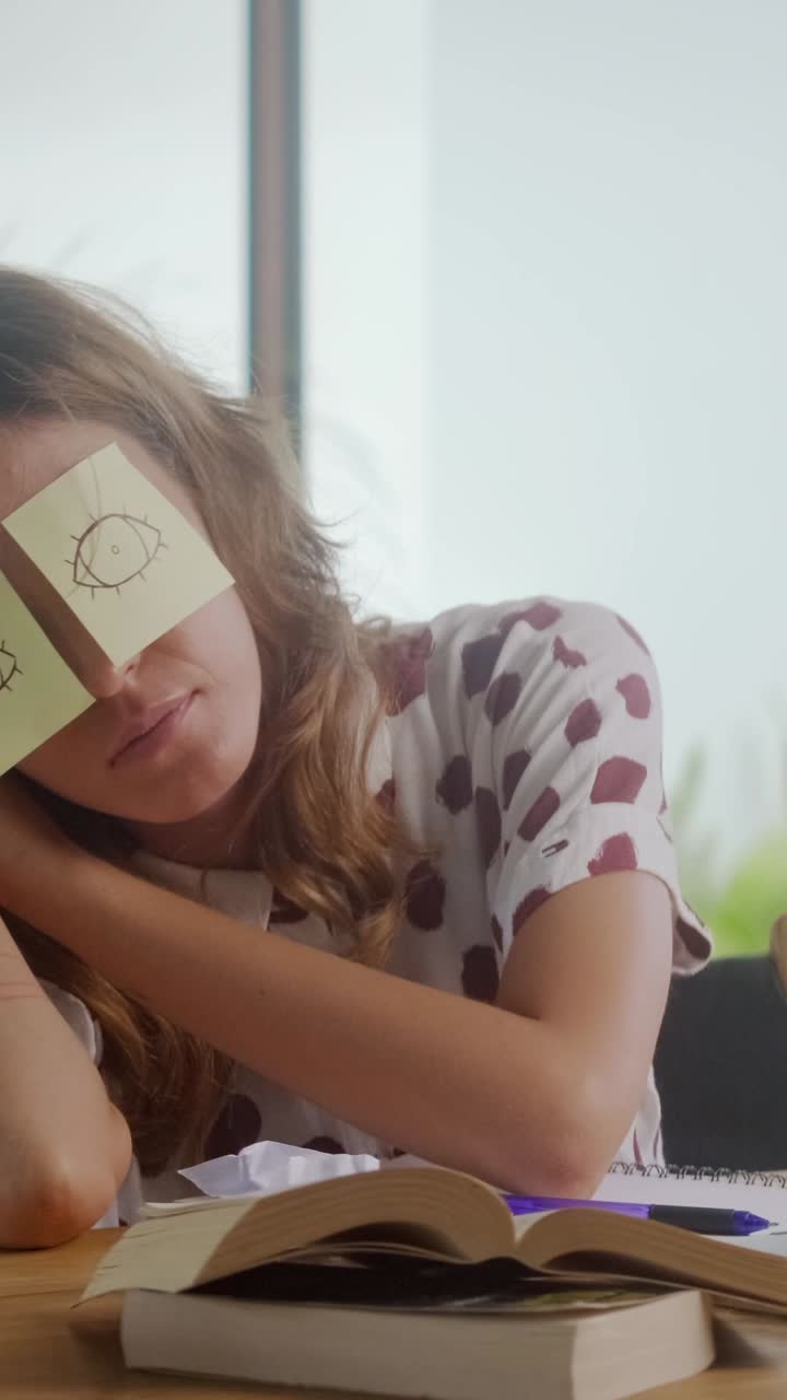 Un brainstorming creativo porta a momenti divertenti in uno spazio di lavoro