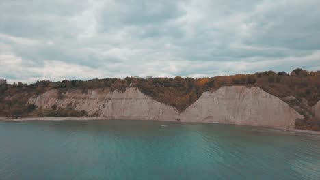 Aerial-view-of-the-Scarborough-Bluffs,-Canada,-located-in-Lake-Ontario,-and-the-rock-cliff-near-the-lake