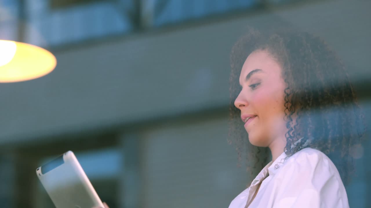 chica hipster de pie hablando a través de la tableta