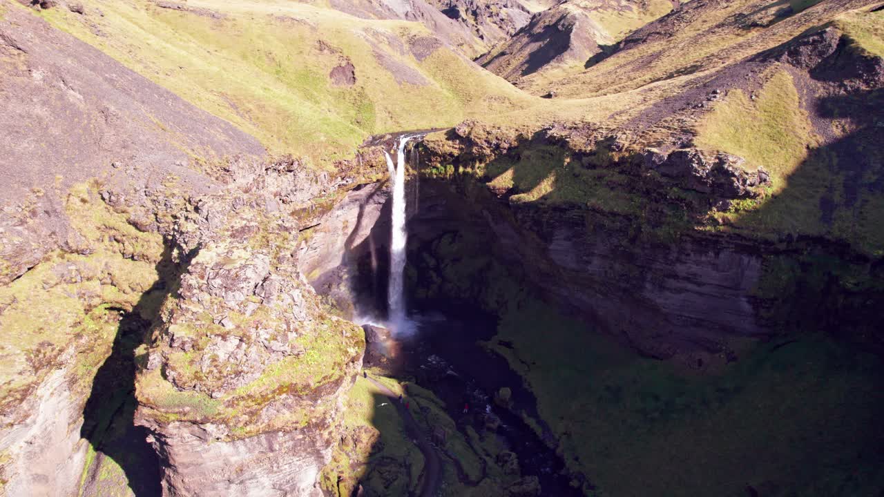 la cascada de kvernufoss está en una alcoba oculta donde puedes ir detrás de la cascada.