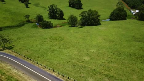 Vista-Aérea-De-Un-Campo-De-Suelo-Rojo-Y-Un-Pastizal