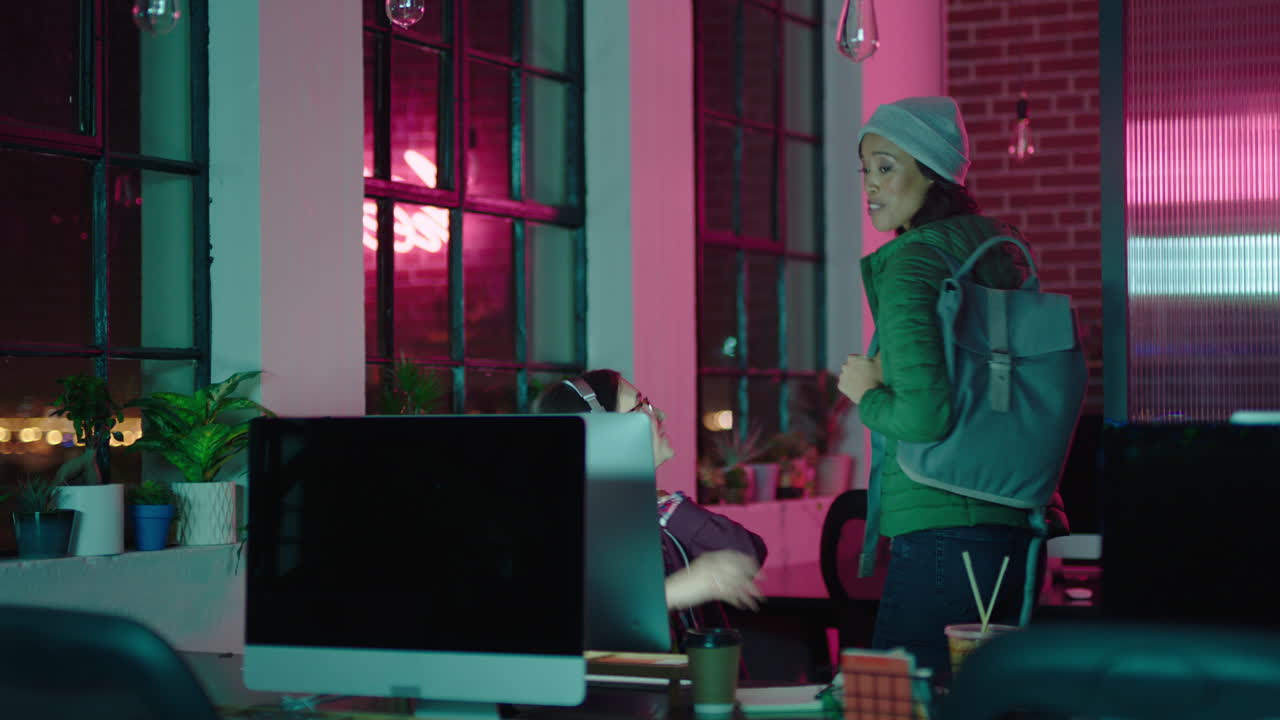 jóvenes empresarios que trabajan hasta tarde usando la computadora gerente afroamericana mujer que deja la oficina terminó con éxito el proyecto plazo de trabajo en equipo en el lugar de trabajo moderno por la noche