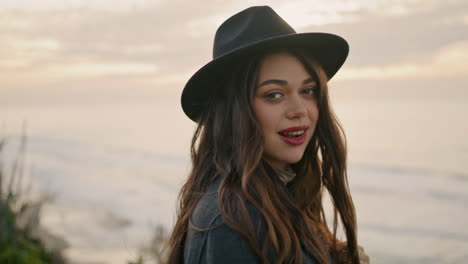 Una-Turista-Relajada-Sonriendo-Tocando-El-Cabello-Oscuro-En-El-Fondo-Del-Cielo-Nublado-De-Cerca.