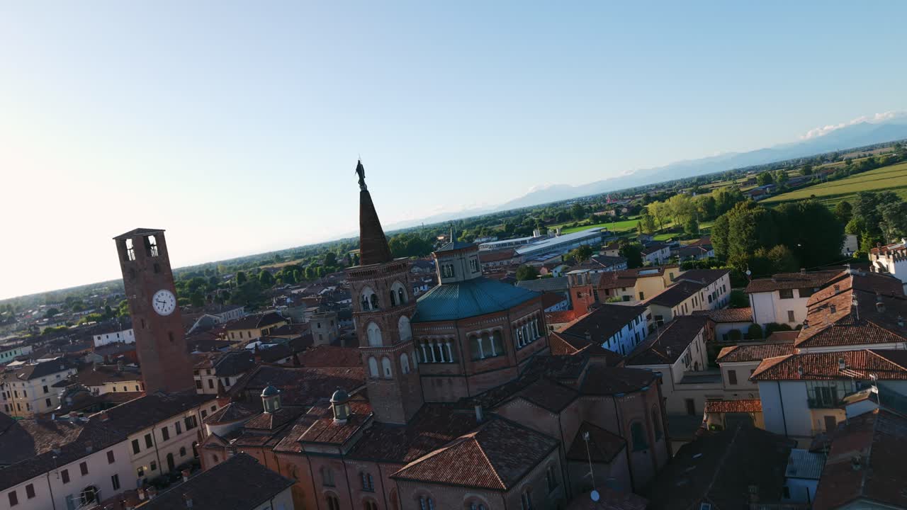 La città di Soncino dall'alto che mostra l'architettura storica e il paesaggio circostante.