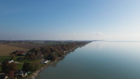 Dolly-Aéreo-A-Lo-Largo-De-La-Costa-Rocosa-Casas-Del-Lago-Erie