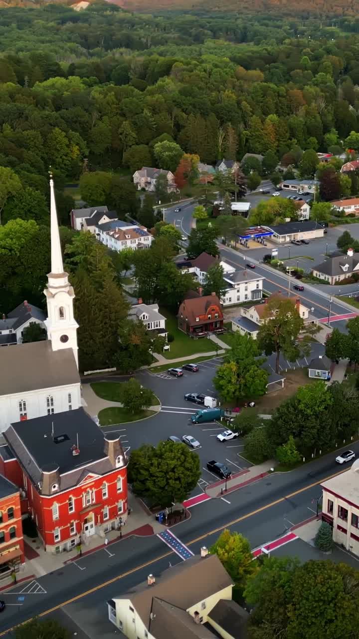 Vista aérea de una comunidad en 15 Main St, Lee, MA, USA - Toma vertical
