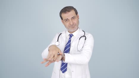 el médico describe el lavado de manos.