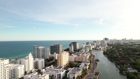 Toma-De-Un-Dron-Al-Final-De-La-Tarde-En-South-Beach,-Miami