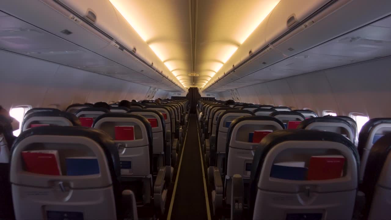 tiro de viaje dentro de un avión con personas sentadas durante el vuelo