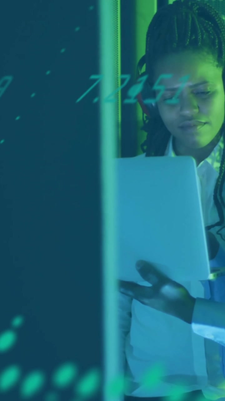 Animation af finansiel databehandling over afroamerikanske kolleger i serverrum.