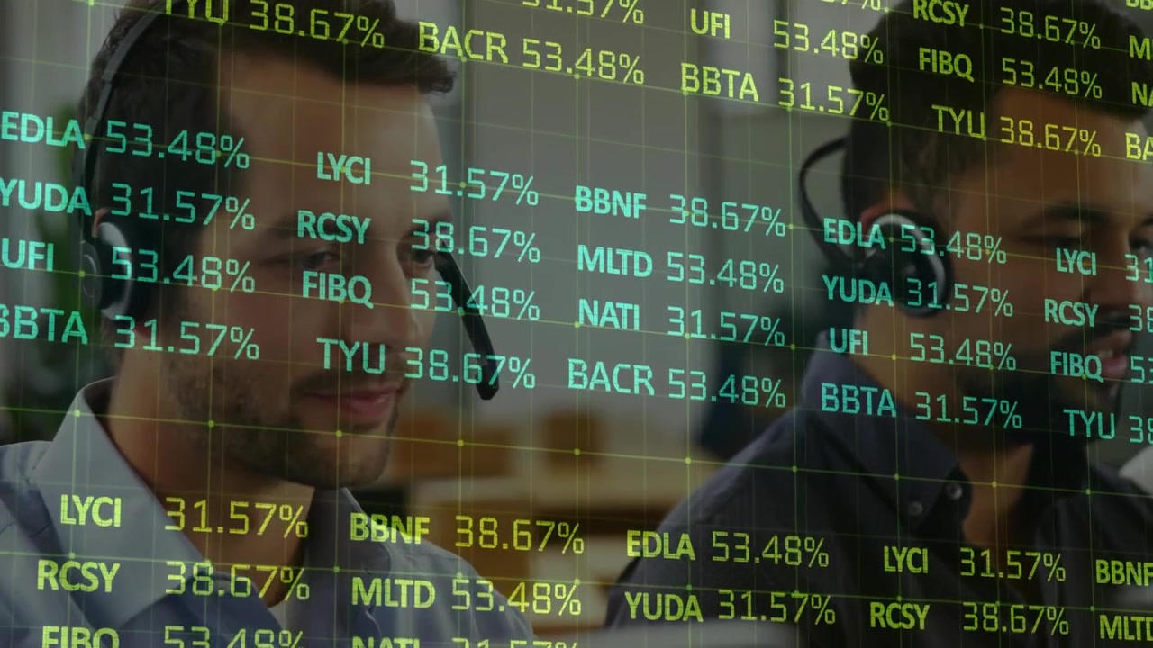 Animasjon av finansdata som behandles over ulike forretningsfolk som bruker telefonheadset på kontoret