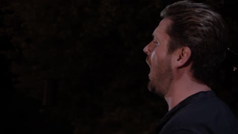 cantante masculino, actuando por la noche en el centro de atención