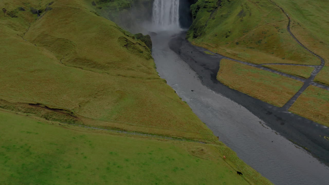 antena: revelar la toma de la cascada de skogafoss en islandia en un día nublado