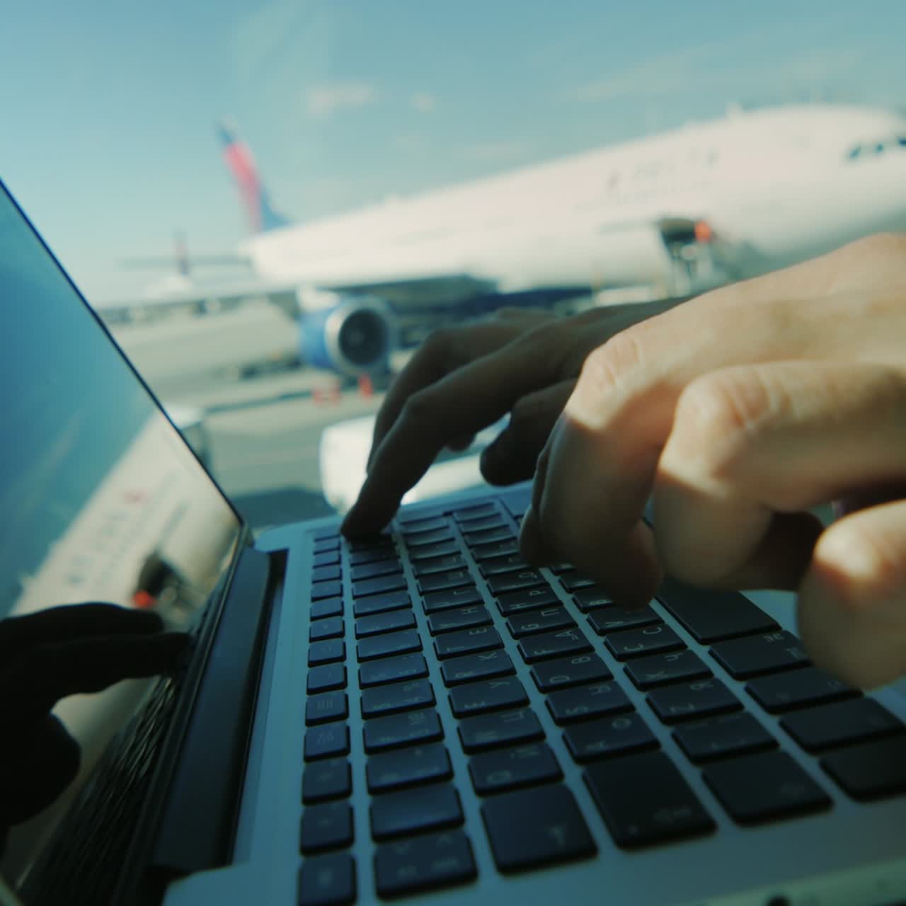 un hombre escribiendo en un teclado de computadora portátil 1