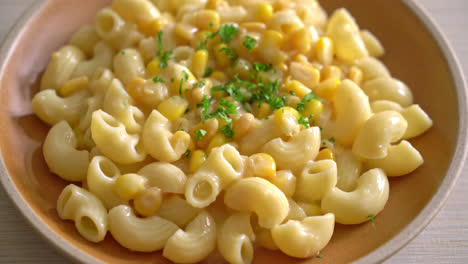 macarrones con queso cremoso de maíz en un plato