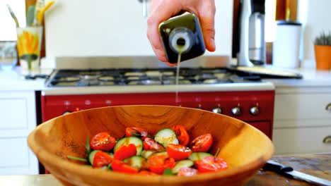 Ma-Vertiendo-Aceite-Comestible-En-Ensalada-4k