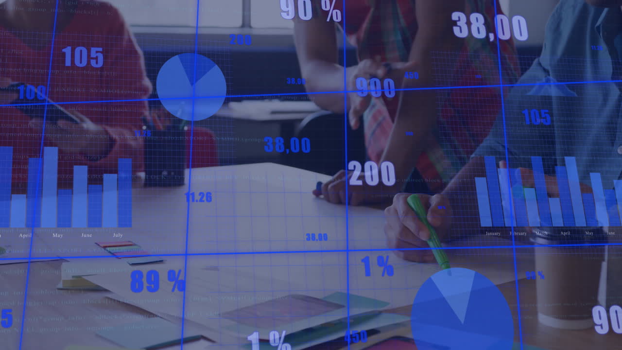 animación del procesamiento de datos financieros sobre diversas personas de negocios en la oficina