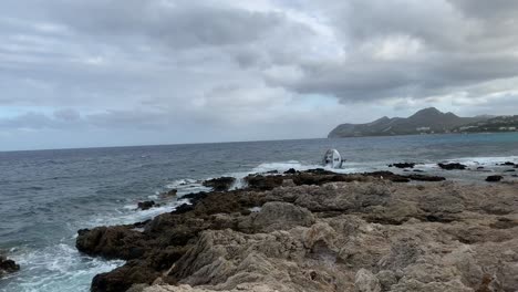 Segelboot-Yacht-Auf-Den-Felsen-Zerstört-Und-Versinkt-Im-Mittelmeer-Auf-Mallorca-An-Einem-Bewölkten-Tag-Im-Sommer