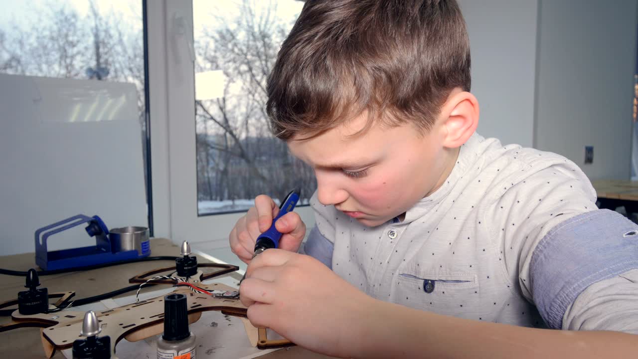 школьник паяльник дрон.