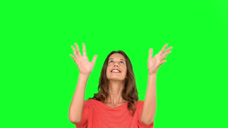 mujer lanzando un globo en el aire en la pantalla verde
