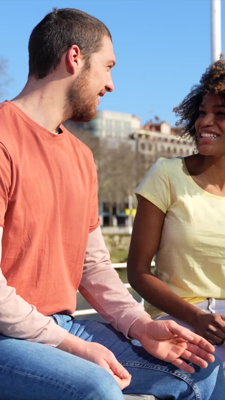 dos amigos disfrutando de su tiempo en la ciudad