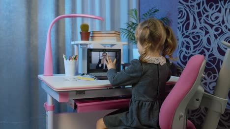 niña haciendo tareas en línea con el maestro, usando computadora portátil digital en casa, educación a distancia