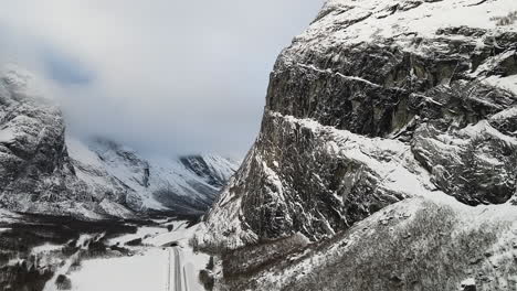 empinadas montañas rocosas de trollveggen durante el invierno en noruega