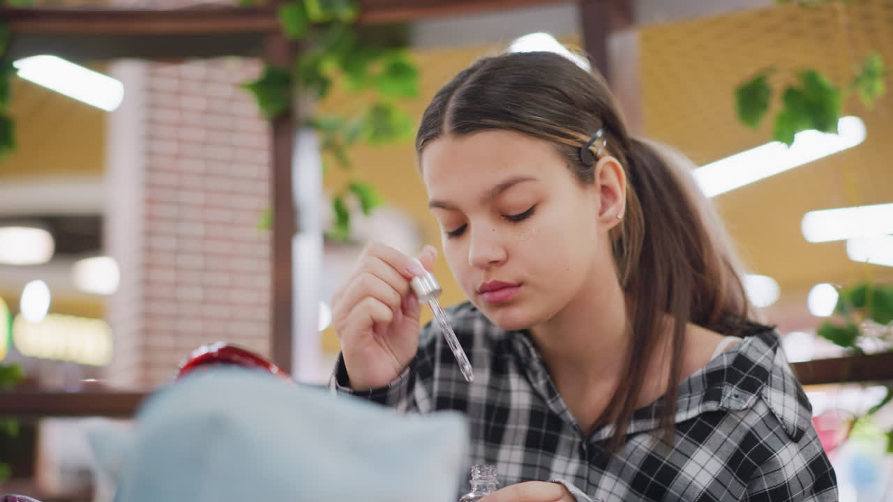joven aplicando cuidadosamente suero debajo de su ojo usando gotero, expresión enfocada, piel lisa y belleza natural resaltan la rutina de cuidado personal iluminación cálida y fondo borroso