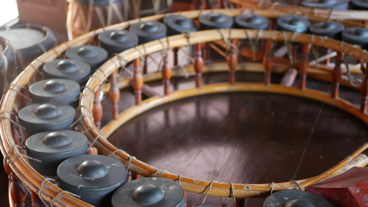 빈티지 태국 스타일의   레크와 드럼, 나무로 만든  라크와 전통 드럼이 나무 바닥에 놓여 있다.