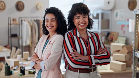 mujeres diseñadoras, brazos cruzados