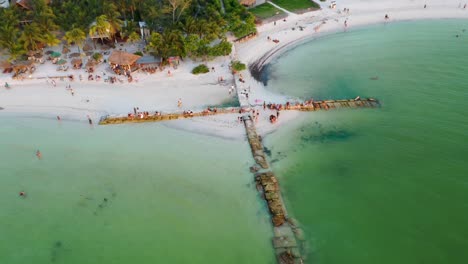 Drone-Volando-Lejos-De-La-Costa-Para-Revelar-La-Isla-De-Holbox-Y-El-Hermoso-Mar-Turquesa