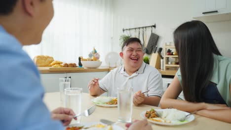 부에서 가족 저녁 식사
