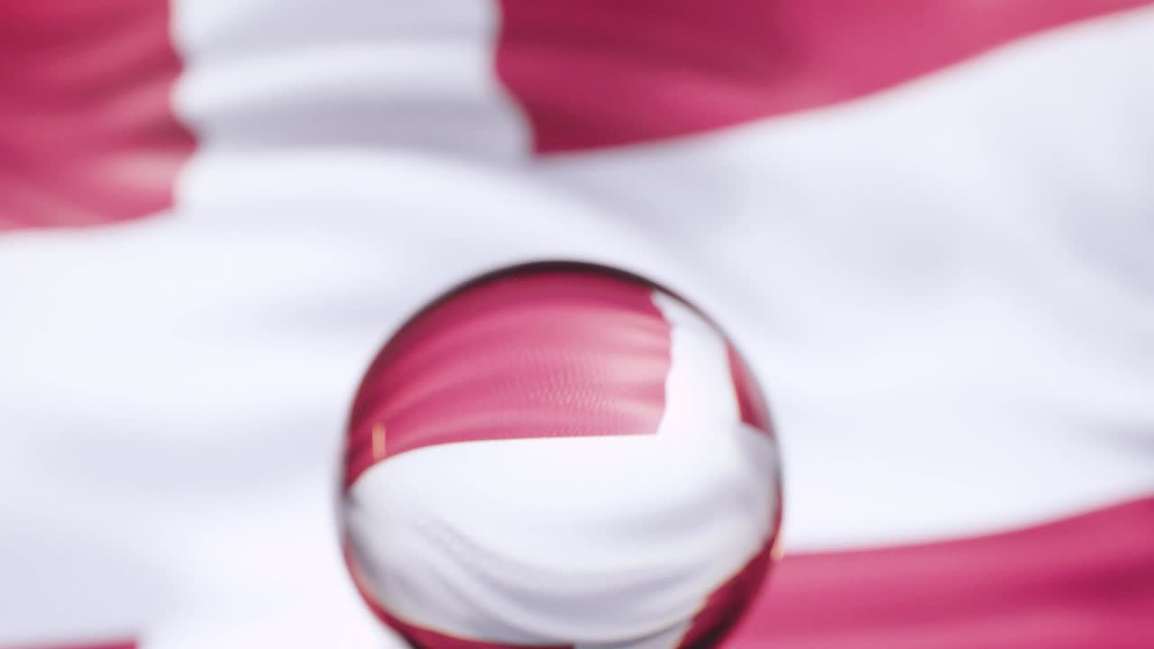 덴마크 발은 4k에서 파란 하늘을 향해 흔들리고 있습니다.