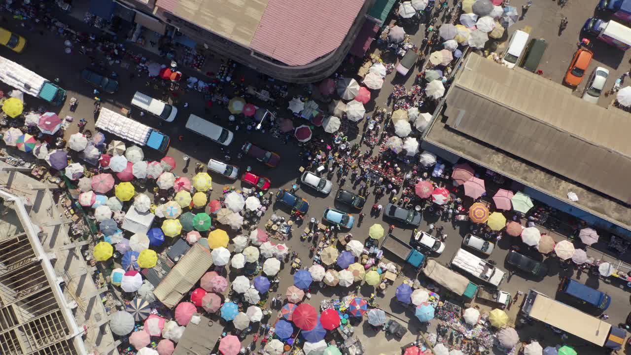 multitud de personas y coches en el mercado central de accra _7
