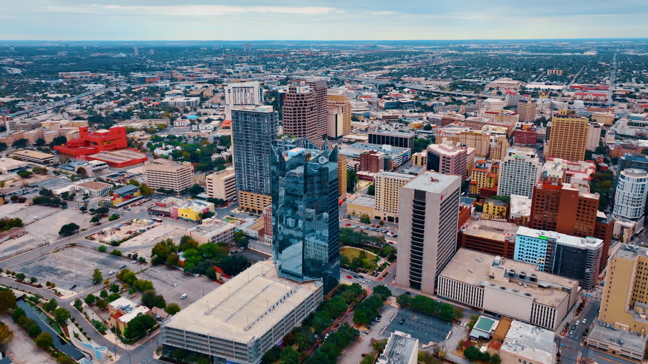 San Antonio, Mỹ, 14 tháng 8 năm 2025: Toàn cảnh trên không bao quát khu thương mại trung tâm thành phố San Antonio.