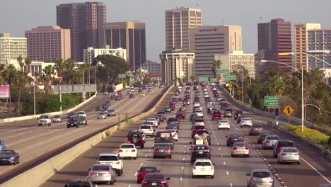 El-Tráfico-Se-Mueve-A-Lo-Largo-De-Una-Autopista-De-California-Cerca-De-San-Diego.