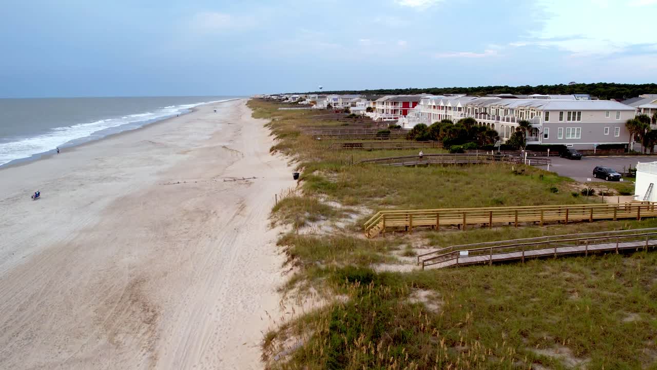 Ripresa aerea sopra le dune protette a Kure Beach, Carolina del Nord