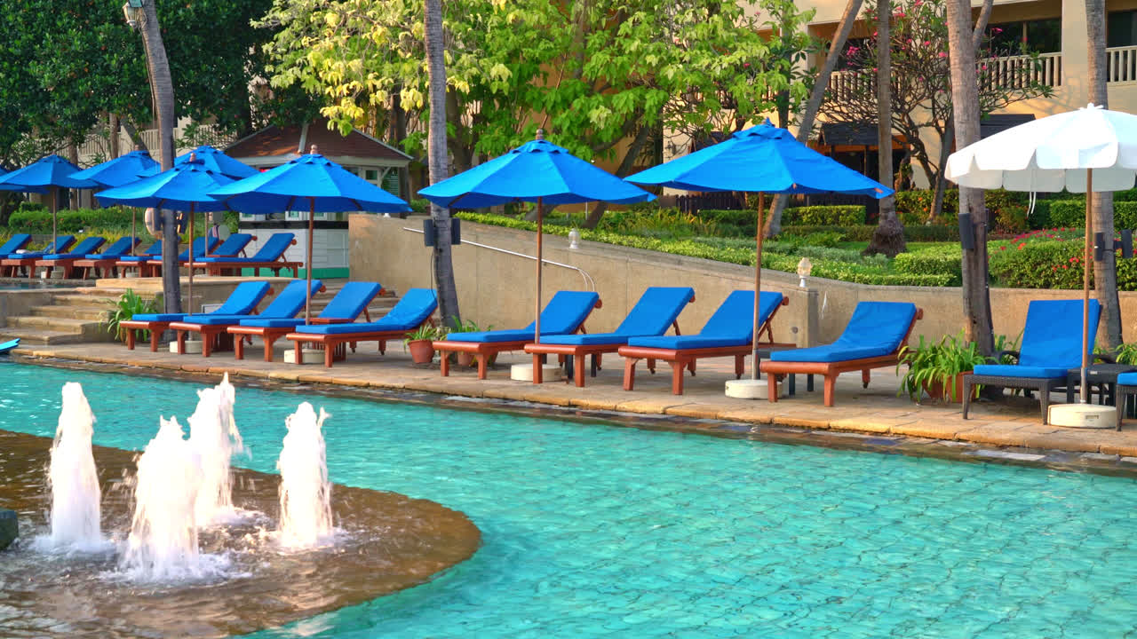 수영장 주변의 침대 수영장과 파라솔