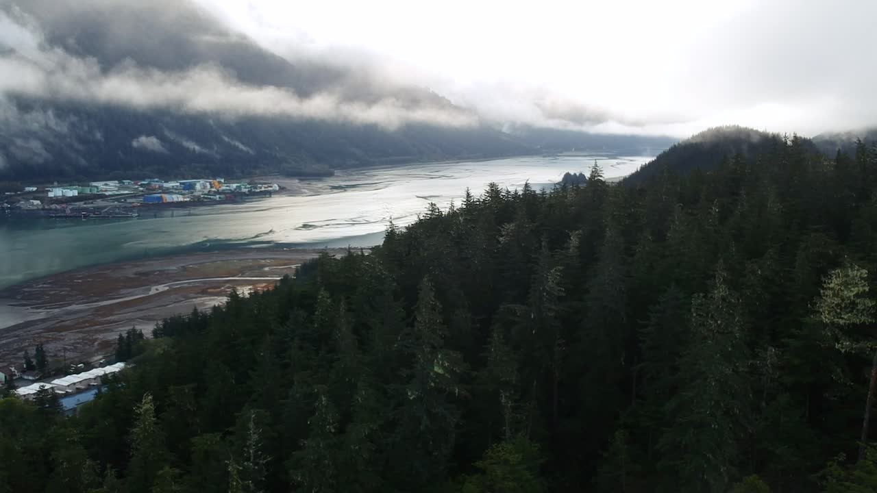 paisaje del río de las montañas rocosas del norte en alaska, estados unidos