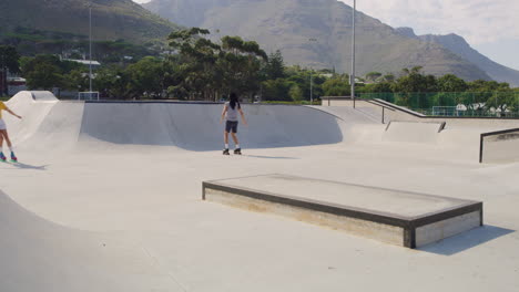 dos jóvenes amigos de moda patinando en patines