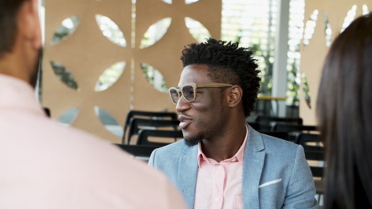 Uomo afroamericano sorridente che parla
