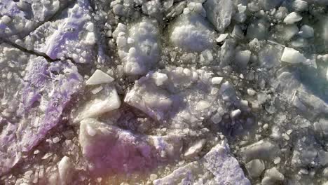 eis gebrochen von einem eisbrecherschiff, das in der bothnischen bucht in lulea, schweden schwimmt