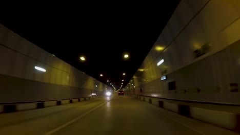 conduciendo a través de un túnel oscuro por la noche