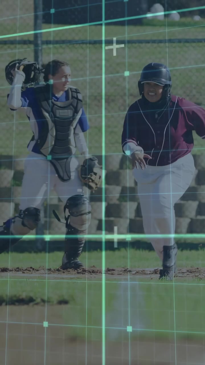 Video verticale: Giocatore di softball che batte, corre verso casa base e segna, evitando il tocco del ricevitore, tracciamento con griglia color verde acqua